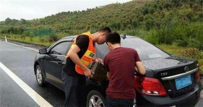 尉犁永福道路救援